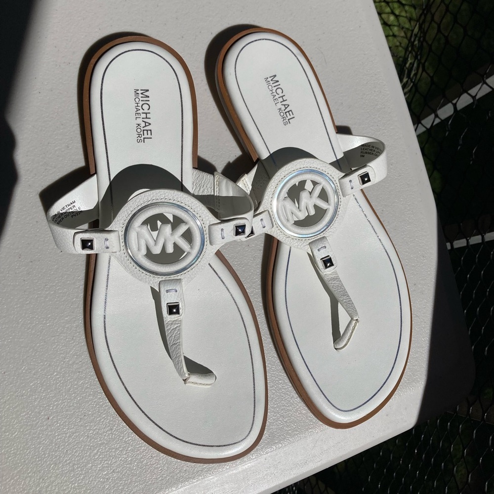Michael Kors Optic White Leather Aubrey Cutout Thong Slides Sandals Silver Studs - Picture 15 of 15